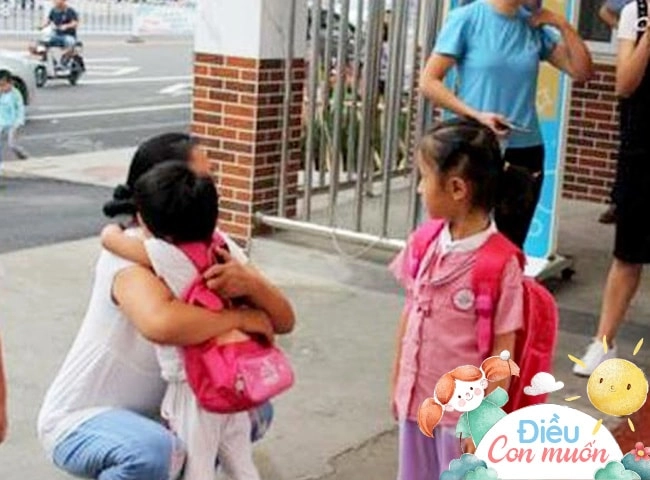Vì sao nhiều phụ huynh xếp hàng dài trước cả khi cổng trường mở để chờ vào đón con - 1