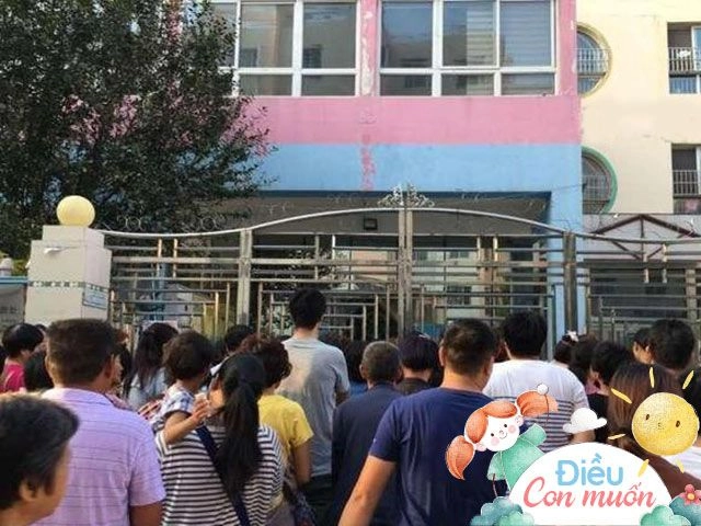 Vì sao nhiều phụ huynh xếp hàng dài trước cả khi cổng trường mở để chờ vào đón con - 3