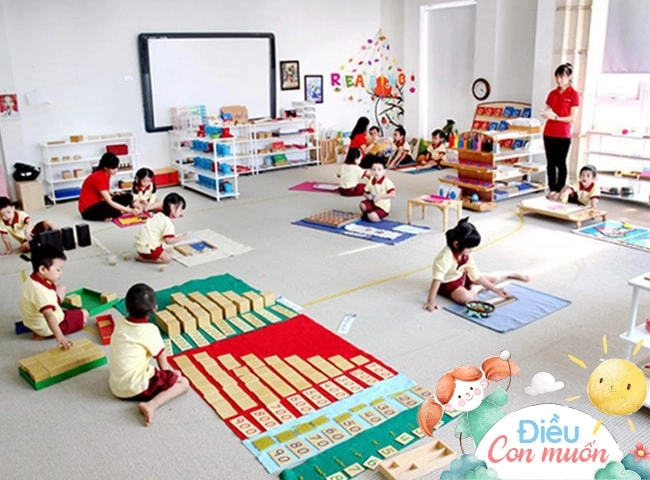 Vì sao nhiều phụ huynh xếp hàng dài trước cả khi cổng trường mở để chờ vào đón con - 9