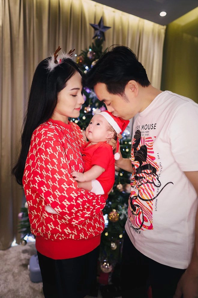 Vợ trẻ hé lộ cảnh dương khắc linh chăm con cởi trần ôm con ngủ tự tay thay bỉm - 2