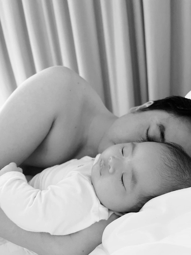Vợ trẻ hé lộ cảnh dương khắc linh chăm con cởi trần ôm con ngủ tự tay thay bỉm - 5
