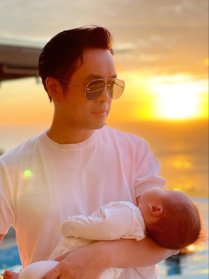 Vợ trẻ hé lộ cảnh dương khắc linh chăm con cởi trần ôm con ngủ tự tay thay bỉm - 7