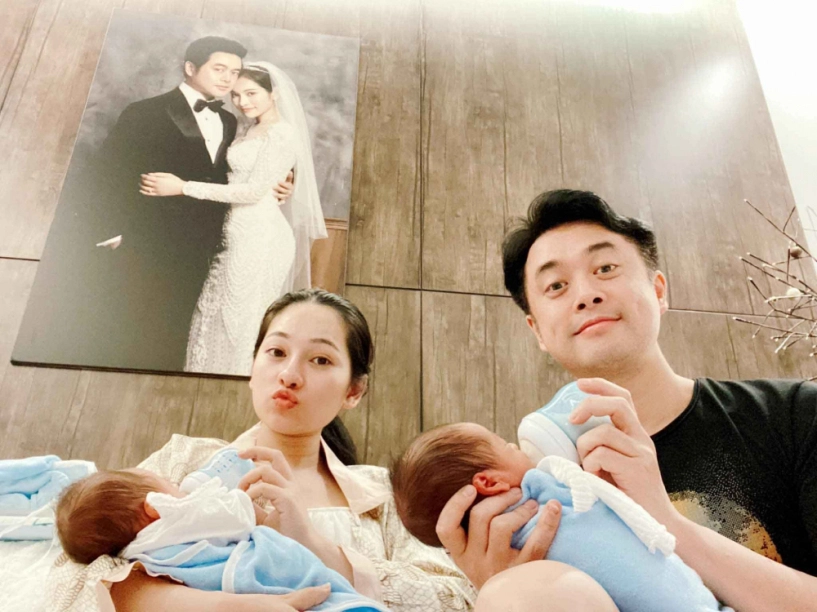 Vợ trẻ hé lộ cảnh dương khắc linh chăm con cởi trần ôm con ngủ tự tay thay bỉm - 9