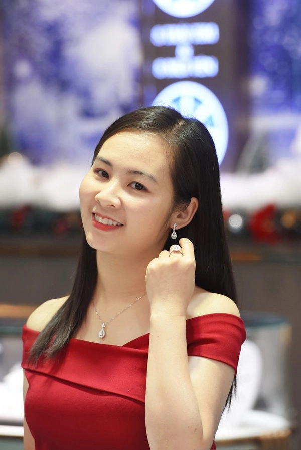 Với trang sức kim cương 8 hearts - 3