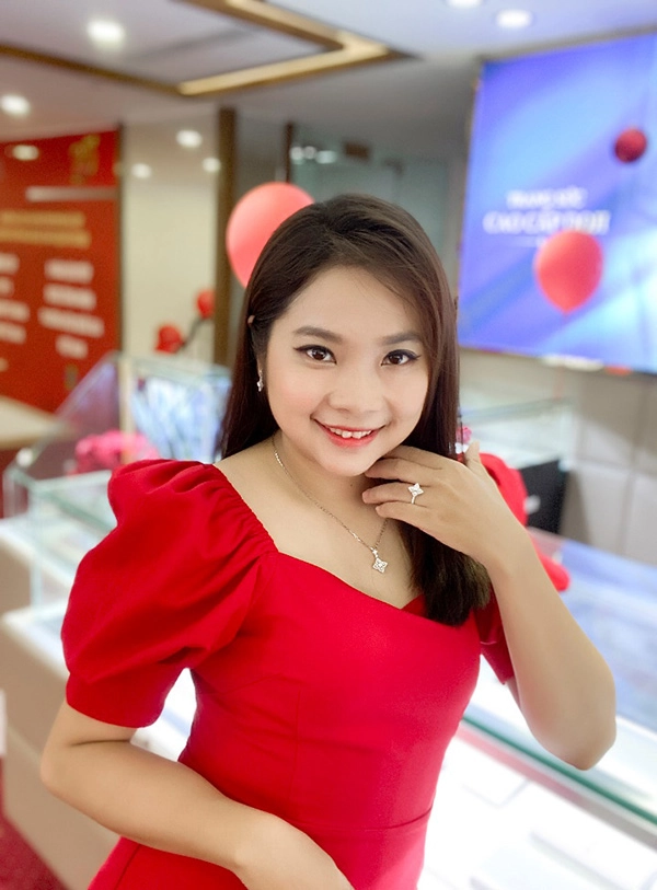 Với trang sức kim cương 8 hearts - 4