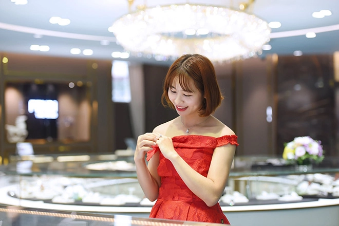 Với trang sức kim cương 8 hearts - 5