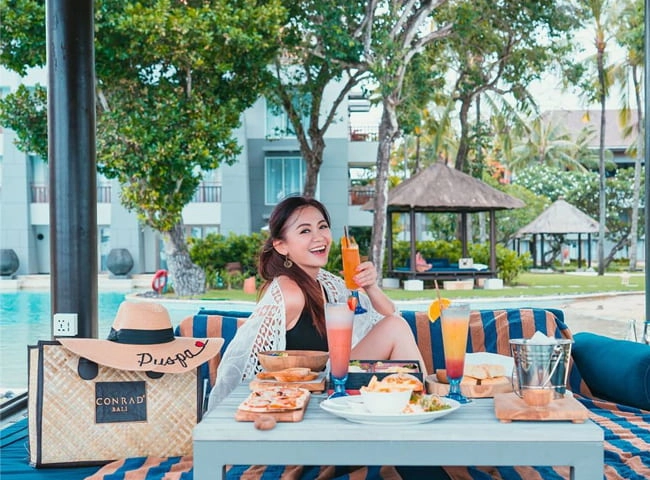 Xinh như gái 20 bà nội u60 chăm cháu thường xuyên bị nhầm là vợ con trai - 1