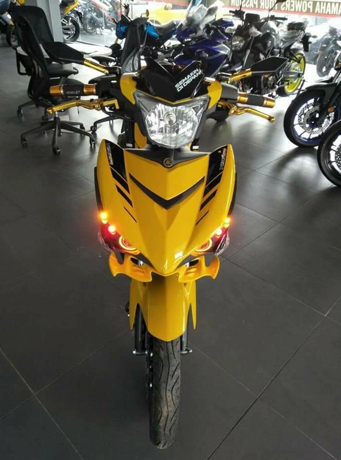Yamaha y15zr độ nổi bật với sắc vàng cá tính của biker nước bạn - 4
