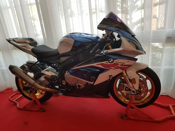 Bmw s1000rr chân dung cá mập thu mình trong góc phòng - 1