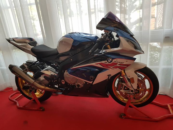 Bmw s1000rr chân dung cá mập thu mình trong góc phòng - 9