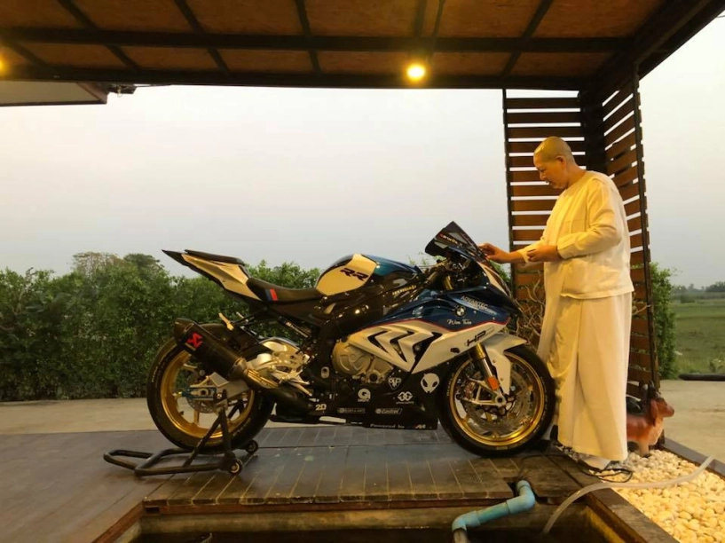 Bmw s1000rr đẹp ảo diệu trong màn đêm tăm tối - 10