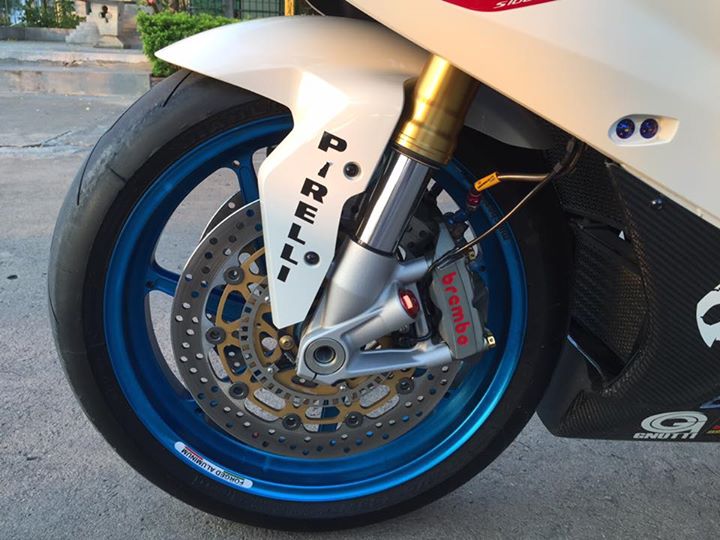 Bmw s1000rr độ bắt mắt cùng dàn đồ chơi hàng hiệu - 7