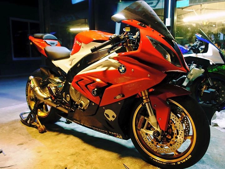 Bmw s1000rr superbike rực rỡ dưới ánh đèn đường phố - 1