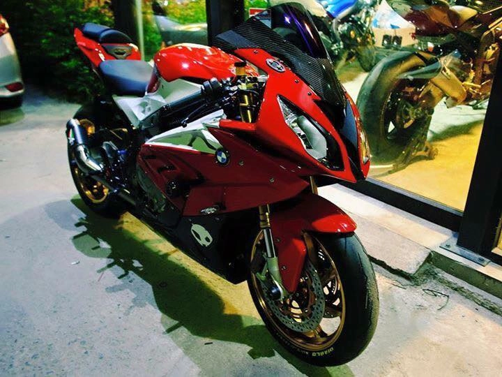 Bmw s1000rr superbike rực rỡ dưới ánh đèn đường phố - 3