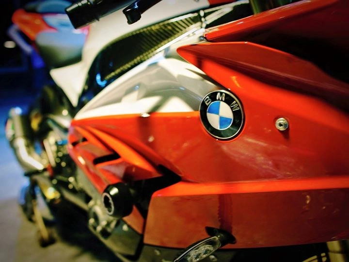 Bmw s1000rr superbike rực rỡ dưới ánh đèn đường phố - 4