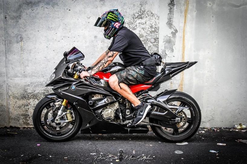 Bmw s1000rr tạo dáng cực gấu với nakedbike z1000 - 9