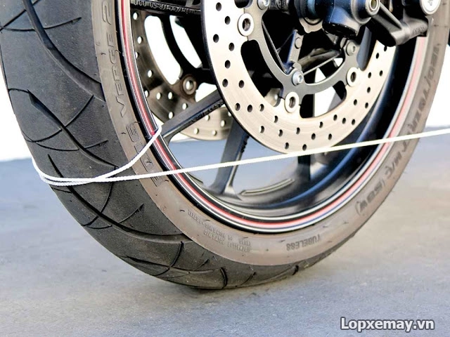 Cách canh lốp xe máy thẳng hàng bạn đã biết chưa - 1