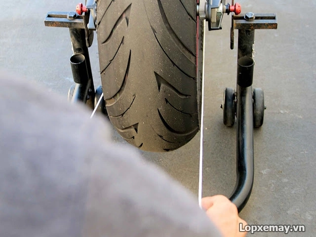 Cách canh lốp xe máy thẳng hàng bạn đã biết chưa - 2