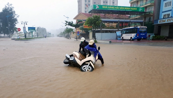 Có nhất thiết phải thay nhớt mới khi xe bị ngập nước - 1