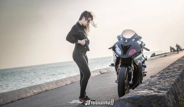 Đỏ mắt với siêu mô tô bmw s1000rr đọ dáng với chủ nhân xinh đẹp - 11