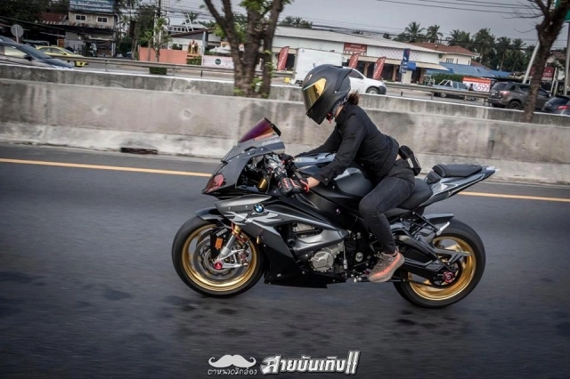 Đỏ mắt với siêu mô tô bmw s1000rr đọ dáng với chủ nhân xinh đẹp - 17