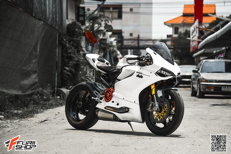 Ducati 1199 panigale độ sexy bên bộ cánh trắng tinh khôi - 5