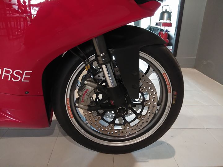 Ducati 899 panigale nổi bật với dàn chân chói lòa - 3