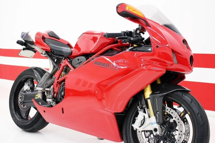 Ducati 999 huyền thoại vang bóng một thời - 1