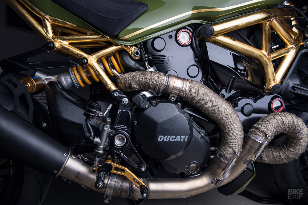 Ducati monster 1200r độ nổi bật với khung xe mạ vàng 24k - 7