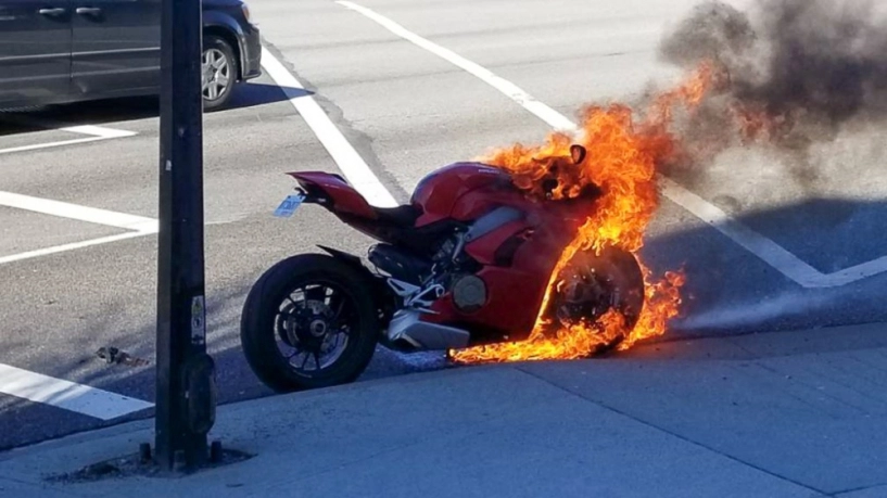 Ducati panigale v4 2018 đột ngột bốc cháy không rõ nguyên nhân - 1