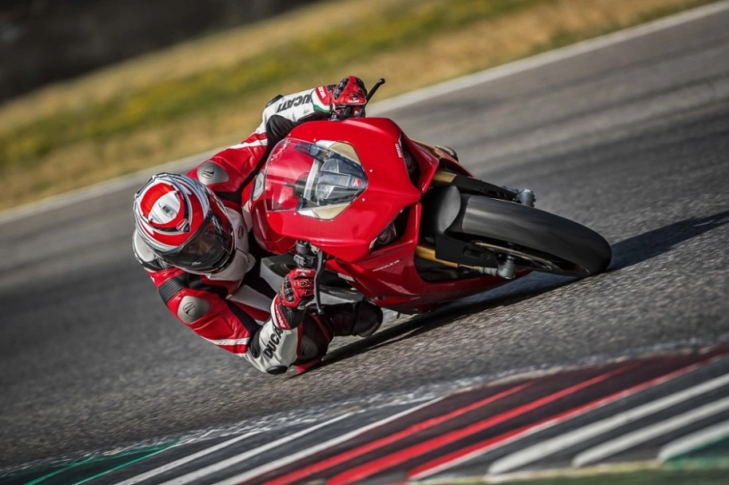 Ducati panigale v4 2018 đột ngột bốc cháy không rõ nguyên nhân - 2