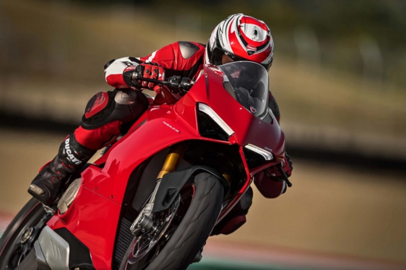 Ducati panigale v4 2018 đột ngột bốc cháy không rõ nguyên nhân - 3