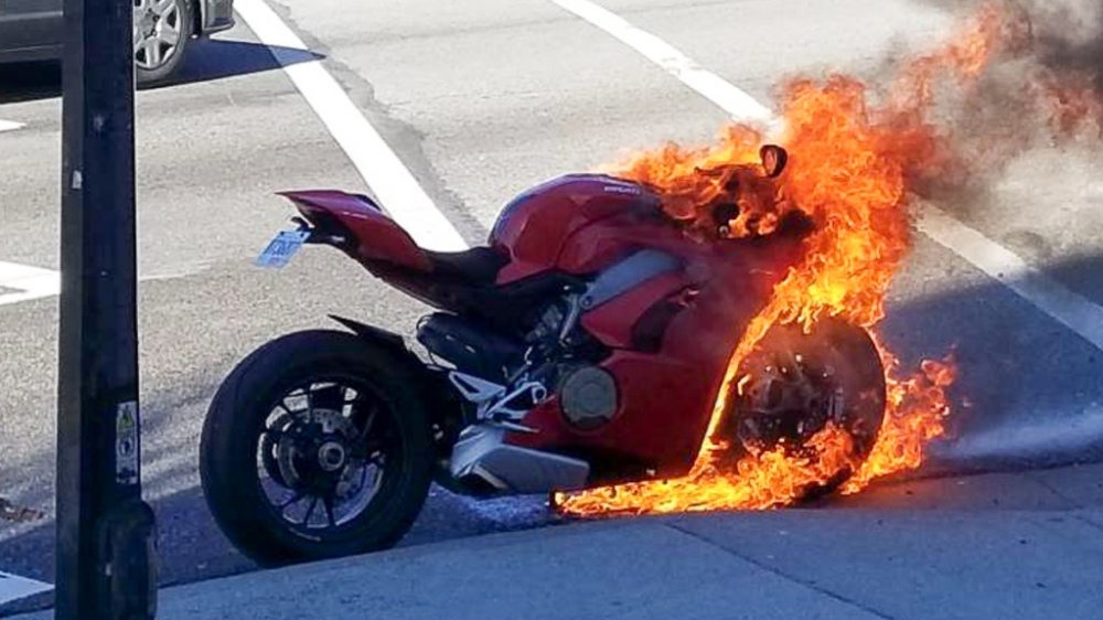 Ducati panigale v4 2018 đột ngột bốc cháy không rõ nguyên nhân - 4