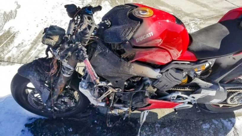 Ducati panigale v4 2018 đột ngột bốc cháy không rõ nguyên nhân - 5