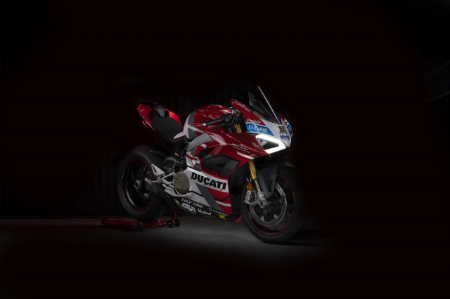 Ducati panigale v4 s hào nhoáng với phong cách tem đấu desmosedici gp - 1