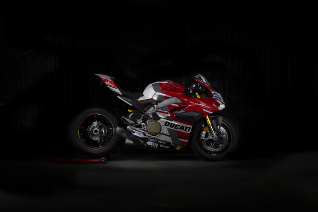 Ducati panigale v4 s hào nhoáng với phong cách tem đấu desmosedici gp - 4