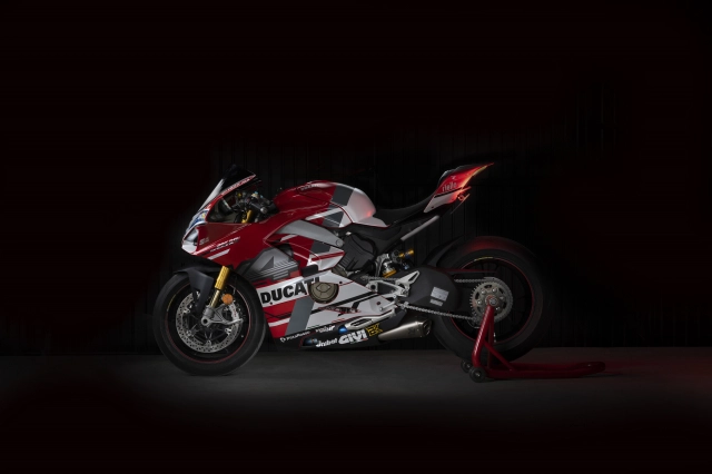 Ducati panigale v4 s hào nhoáng với phong cách tem đấu desmosedici gp - 6