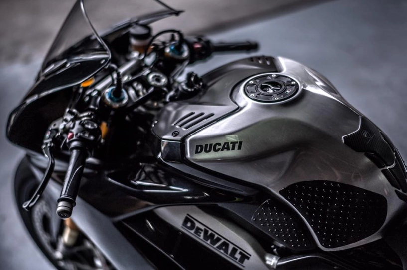 Ducati panigale v4 s vẻ đẹp đầy lịch lãm cùng với màu áo black methalic - 5