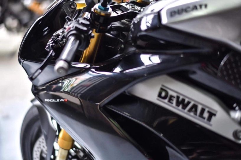 Ducati panigale v4 s vẻ đẹp đầy lịch lãm cùng với màu áo black methalic - 6