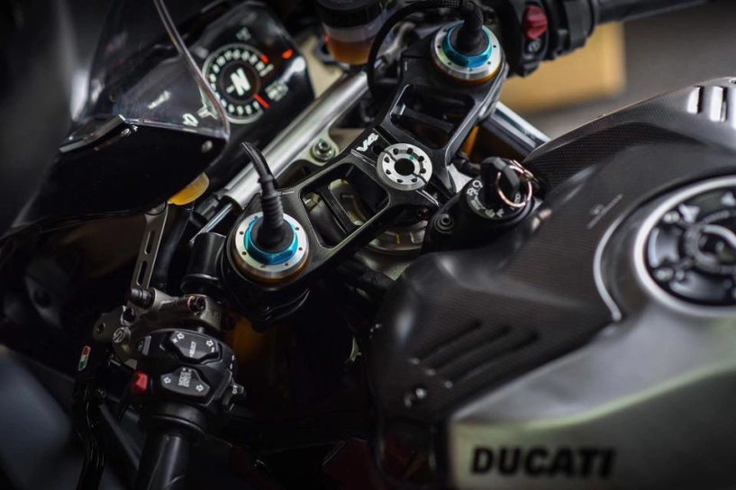 Ducati panigale v4 s vẻ đẹp đầy lịch lãm cùng với màu áo black methalic - 7