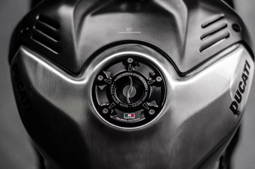 Ducati panigale v4 s vẻ đẹp đầy lịch lãm cùng với màu áo black methalic - 8