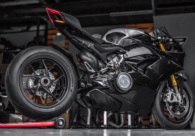Ducati panigale v4 s vẻ đẹp đầy lịch lãm cùng với màu áo black methalic - 13