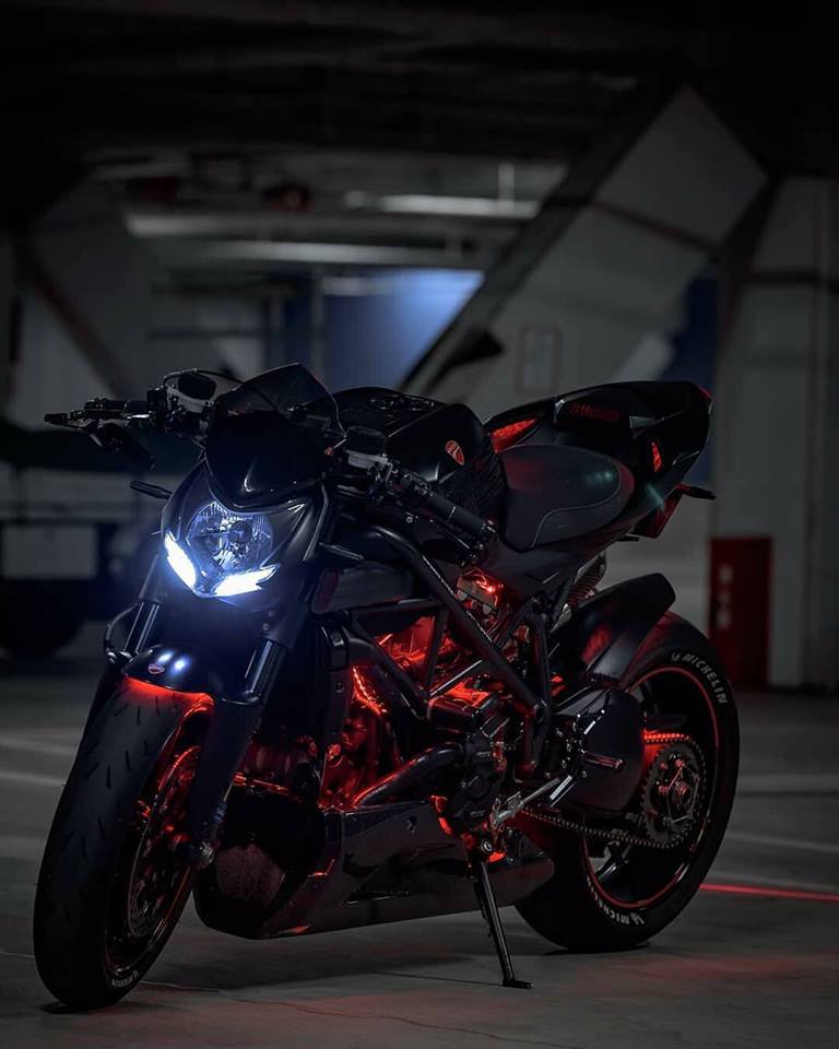 Ducati streetfighter 848 gã côn đồ đường phố tạo dáng cực ngầu dưới tầng hầm tối đen - 1