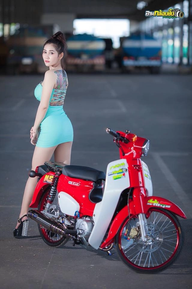 Đứng hình bởi bộ ảnh sexy của bóng hồng thailand tạo dáng bên cub kiểng - 4