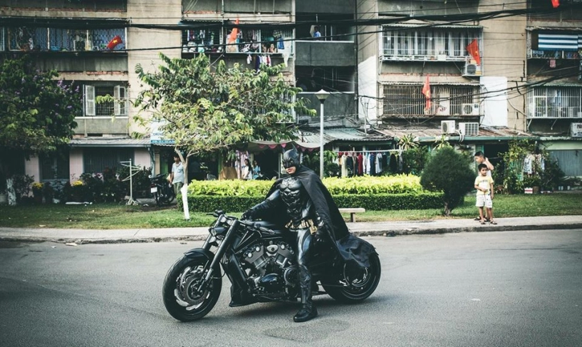 Harley davidson v-rod độ bánh béo mang phong cách batman của biker việt - 4