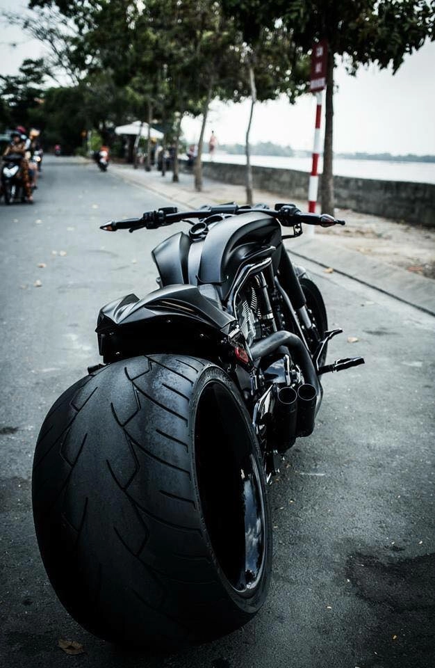 Harley davidson v-rod độ bánh béo mang phong cách batman của biker việt - 7