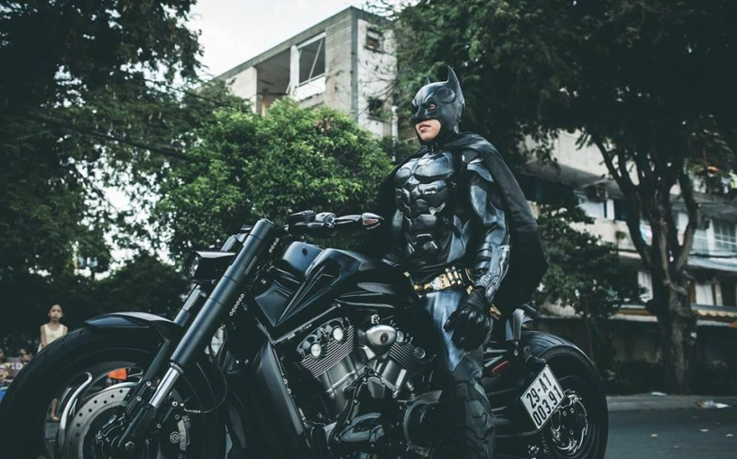 Harley davidson v-rod độ bánh béo mang phong cách batman của biker việt - 8