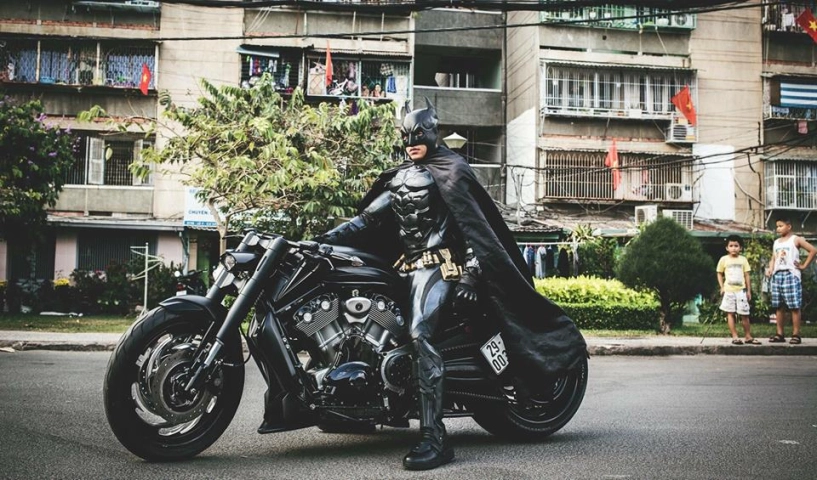 Harley davidson v-rod độ bánh béo mang phong cách batman của biker việt - 9