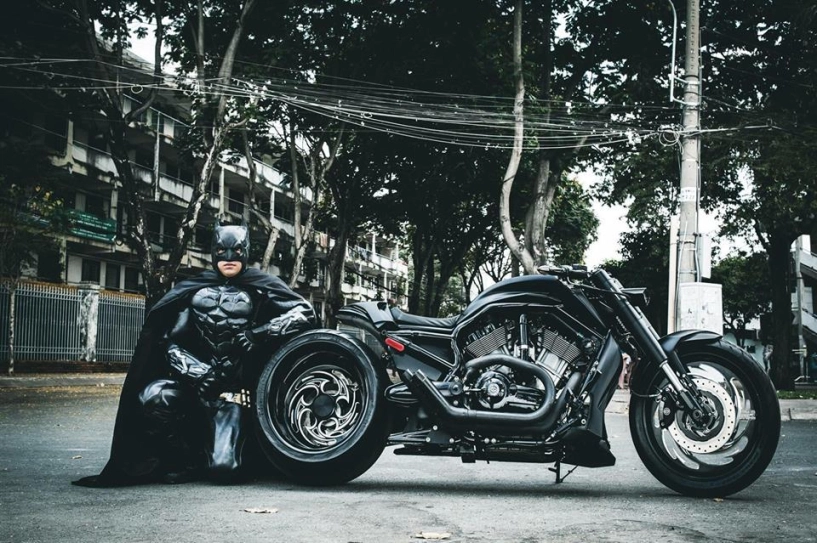 Harley davidson v-rod độ bánh béo mang phong cách batman của biker việt - 11