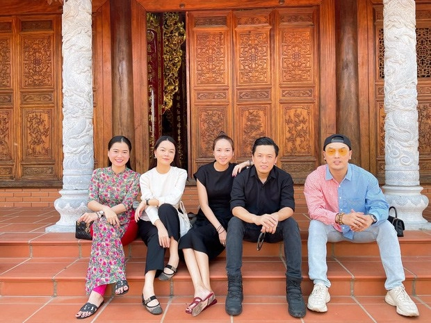 Hết tết còn xuân lâm vỹ dạ vẫn diện áo dài đi dép đơn giản nhưng soi giá bỏng tay - 1